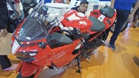 Disebutkan tenaga penjualnya, harga motor tersebut khusus untuk pergelaran PRJ 2018 saja.  Foto: Ruly Kurniawan