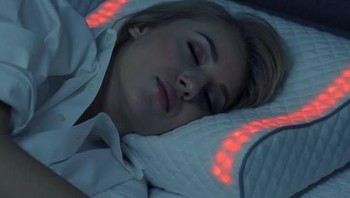 Bantal yang membangunkan dengan cahaya dan suara alam. Foto: via Brightside