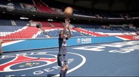 Surprise! Tak hanya sepakbola, Cavani juga bisa bermain basket. Dalam satu kesempatan Cavani berhasil menyelesaikan tantangan memasukkan bola ke dalam ring selama sepuluh kali berturut-turut. (Foto: Instagram/cavaniofficial21)
