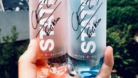 Siapa yang mau nih minuman kemasan yang sudah dibubuhi tanda tangan Eriksen? Pasti banyak yang rebutan. Foto: Instagram @chriseriksen8