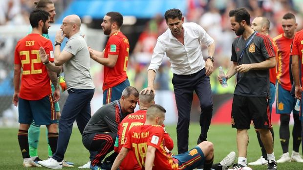   The Spanish coach Fernando Hierro comforts the players after the defeat of Russia. 
