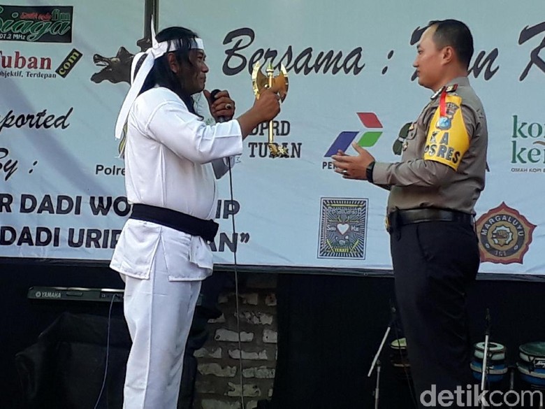 Kapolres Tuban Dapat Warisan Kapak Maut Wiro Sableng, Penasaran? Kapolres Tuban Dapat Warisan Kapak Maut Wiro Sableng, Penasaran?