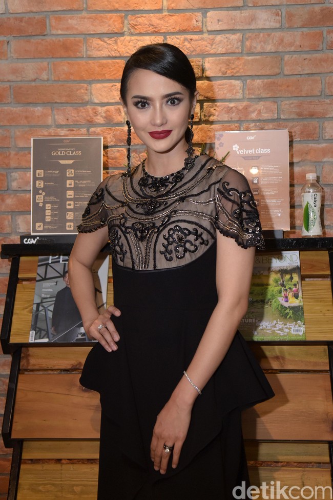 Pemain film Serdadu Kumbang ini mengungkapkan rutin memakai lidah buaya untuk perawatan wajahnya. Menurut Ririn lidah buaya dapat membuat wajahnya menjadi kenyal dan menghilangkan jerawat. Foto: Pool/Noel.