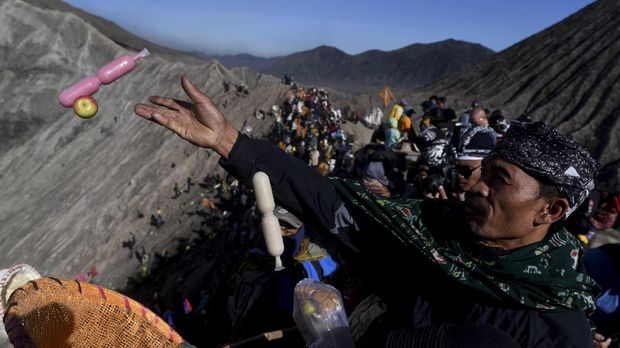 Masyarakat suku Tengger melarung sesajinya berupa hasil pertaninan ke kawah Gunung Bromo pada Upacara Yadnya Kasada di Gunung Bromo.