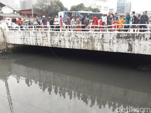 Satu per Satu Warga Tinggalkan Lokasi Pencarian Buaya Kali Grogol