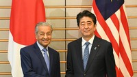 Dia juga bertemu dengan Perdana Menteri (PM) Jepang, Shinzo Abe di sela kunjungan kerja ke Jepang. Foto: dok. Reuters