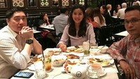 Dengan caption, With the bros. Olivia pun terlihat sedang asyik menyantap makanan enak di National Gallery Singapore. Foto: Instagram @oliviazallianty