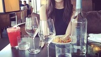 Hayoo siapa itu yang diajak makan bareng? Senyum merekah dari bibir gadis cantik ini menunjukkan ini momen bahagia. Foto: Instagram @chriseriksen8