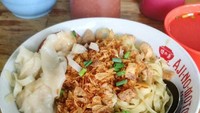 Dari Surabaya @devi_dyas memamerkan mie yam dengan pangsit rebus. Bawang gorengnya banyak banget ya. Mantap!Foto: Instagram @devi_dyas