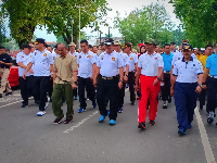 Kapolda Kalsel Brigjen Rachmat Mulyana berjalan bersama anggota TNI, Polri, dan masyarakat saat acara gerak jalan santai di kawasan Jalan Kapten Pierre Tendean, Kota Banjarmasin (Foto: detikcom) 
