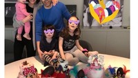Rayakan hari paskah bersama keluarga tercinta, Iniesta tampil kasual dengan deretan kue cantik warna-warni milik ketiga anaknya. Foto: Instagram @andresiniesta8