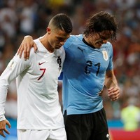 Pernahkah kamu merasa luluh ketika melihat para bintang sepak bola memeluk rekan satu timnya dengan sangat tulus? Tak hanya rekan setim, bahkan mereka juga tak segan menghibur lawannya yang bersedih karena kalah. Sisi sportivitas dan lembut itulah yang membuat kharisma seorang pesepak bola makin terpancar. Foto: Getty Images