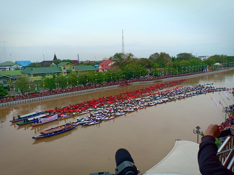 Merah Putih Raksasa di Pasar Apung, Catatkan Rekor Dunia Merah Putih Raksasa di Pasar Apung, Catatkan Rekor Dunia