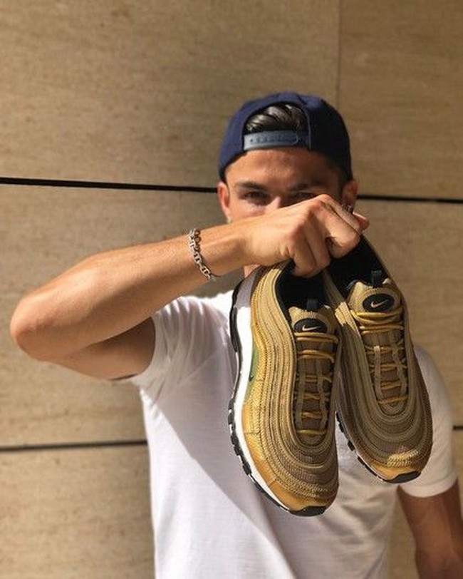 Cristiano Ronaldo juga dikenal sebagai ikon fashion. Ia kerap didapuk menjadi brand ambassador sejumlah brand ternama. Mulai dari Nike hingga jam tangan mewah TAG Heuer. Foto: Instagram/Cristiano Ronaldo