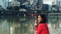 Berkunjung ke Melbourne, Oliv terlihat asyik menikmati es krim di pinggir sungai. Foto: Instagram @oliviazallianty