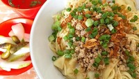 Mie ayam racikan Depot Widari Malag ini cantik menggiurkan. Seperti yang dipamerkan @perutkakilima. Pangsit rebusnya disajikan di atas mie dengan taburan ayam cincang. Sedap! Foto: Instagram @perutkakilima
