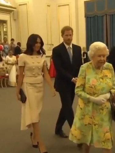 Pangeran Harry Tertangkap Kamera Tolak Pegang Tangan Meghan Markle