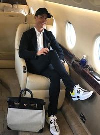 Ronaldo Pakai iPod Rp 300 Ribuan, Intip Gaya Busananya yang Justru Mewah