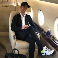 Berbeda dengan Messi yang senang tampil casual, Cristiano Ronaldo lebih suka tampil stylish dengan padu padan busana. Seperti saat ia terbang dengan pesawat pribadinya, pesepakbola asal Portugal ini memadukan jaket Dolce & Gabbana dan sneakers Hermes. Ia juga membawa tas Hermes Birkin. Foto: Instagram/Cristiano Ronaldo