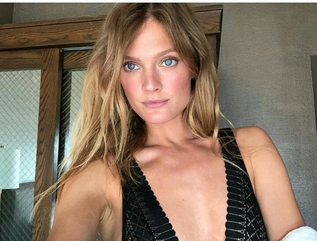 Wanita yang memiliki tinggi 180 sentimeter ini terlihat menarik karena pesona matanya yang berwarna biru indah. Foto: Dok. Instagram @constancejablonski