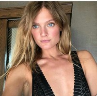 Wanita yang memiliki tinggi 180 sentimeter ini terlihat menarik karena pesona matanya yang berwarna biru indah. Foto: Dok. Instagram @constancejablonski