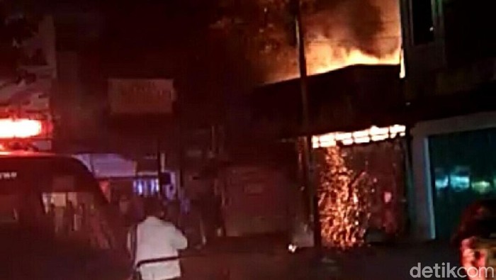 Api di Toko Besi Solo Padam, Sepasang Kakek-Nenek Diselamatkan