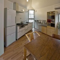 Di lantai yang sama terdapat dapur lengkap dengan kitchen set, kulkas dan lemari penyimpan bahan-bahan makanan. (Foto: Dok. Mizuishi Architect Atelier/ Hiroshi Tanigawa)