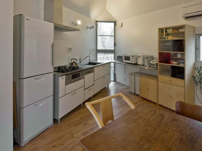 Di lantai yang sama terdapat dapur lengkap dengan kitchen set, kulkas dan lemari penyimpan bahan-bahan makanan. (Foto: Dok. Mizuishi Architect Atelier/ Hiroshi Tanigawa)