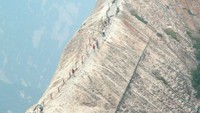 Selain melewati jalur setapak yang tak berpagar. Anda juga bisa memilih untuk cara yang lebih aman dengan menaiki ribuan anak tangga untuk sampai ke puncak. Foto: Istimewa