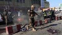 Selain menewaskan banyak korban, ledakan tersebut juga merusak toko-toko dan gedung-gedung di sana. Parwiz/Reuters.