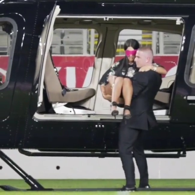 Pasangan itu tiba di stadion sepakbola dengan sebuah helikopter. Pada postingan Josef, terlihat Mimi yang matanya masih ditutup menuju tempat lamaran yang terdapat sebuah kotak pink besar. Foto: Instagram