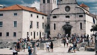 Selain pantai, Zadar juga punya kawasan Kota Tua yang menawan. Ada Gereja St Donatus hingga St Anastasia yang cantik jelita. (Instagram/@likezadar)
