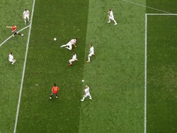 Iniesta sendiri sempat melepaskan dua shot dalam laga melawan Rusia. Satu tepat sasaran, satunya melenceng. (Foto: Clive Rose/Getty Images)