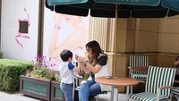 Afternoon chit chat with my Boyfriend for life, tulis Carissa saat sedang berlibur ke Jepang. Carissa dan Quenzino sedang apa ya? Foto: Instagram @carissa_puteri