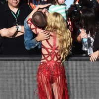 Satu lagi momen romantis sejoli ini yang berhasil terabadikan kamera. Gerard Pique memeluk Shakira usai penyanyi 41 tahun tampil di penutupan Piala Dunia 2014. (Foto: Getty Images)