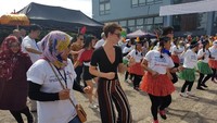 Jonathan Philip, Ketua PPI Oxford mengungkapkan bahwa partisipasi Indonesia pada kegiatan tahunan Cowley Road Carnival yang sudah berlangsung sejak tahun 2013 tentunya tidak terlepas dari dukungan penuh yang diberikan oleh KBRI London dan masyarakat Indonesia yang tinggal di sekitar Kota Oxford. Wakil Duta Besar RI London, Adam M Tugio beserta istrinya, Irina Tugio, yang secara khusus datang dari London menyatakan rasa bahagia melihat betapa banyaknya pengunjung yang mendatangi stand-stand kuliner dan budaya Indonesia. Tidak kurang dari 2.000 orang mengunjungi Kampung Indonesia. Adam Tugio mengharapkan agar Indonesia dapat lebih meningkatkan partisipasinya pada Cowley Road Carnival pada tahun-tahun mendatang. (KBRI London)