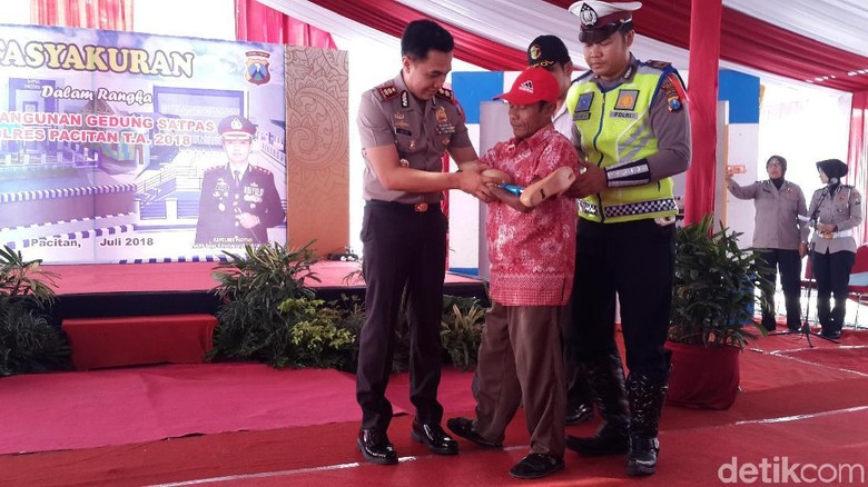 Senyum dan Terima Kasih Sogiran yang Kini Bisa Berjalan Senyum dan Terima Kasih Sogiran yang Kini Bisa Berjalan