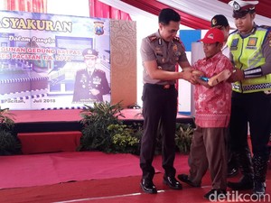 Senyum dan Terima Kasih Sogiran yang Kini Bisa Berjalan