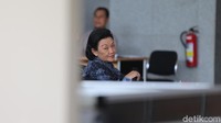 Diah Anggraeni menunggu dipanggil penyidik untuk diperiksa sebagai saksi kasus e-KTP, Senin (2/7/2018).