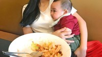 Netizen juga gemar melihat feed Instagram Tya karena anak bayinya yang lucu, Arif Jiwa Asyraf. Ini momen sebelumnya bayinya tidur usai menemani sang ibu makan. Foto: Instagram tyaarifinnw