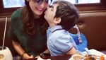 Keren! Begini 10 Momen Si Ganteng Quenzino dan Carissa Putri Saat Makan
