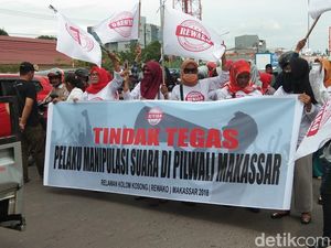 Relawan Kotak Kosong Demo di KPU Sulsel