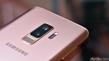 Galaxy S9+ Sunrise Gold masih menawarkan kamera ganda di bagian belakang berukuran 12 MP. Sementara kamera depannya 8 MP. Foto: Adi Fida Rahman/detikINET