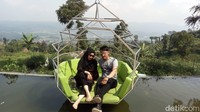 Foto: Ada juga spot foto berupa semacam sofa di atas air. Unik! (Eko Susanto/detikTravel)