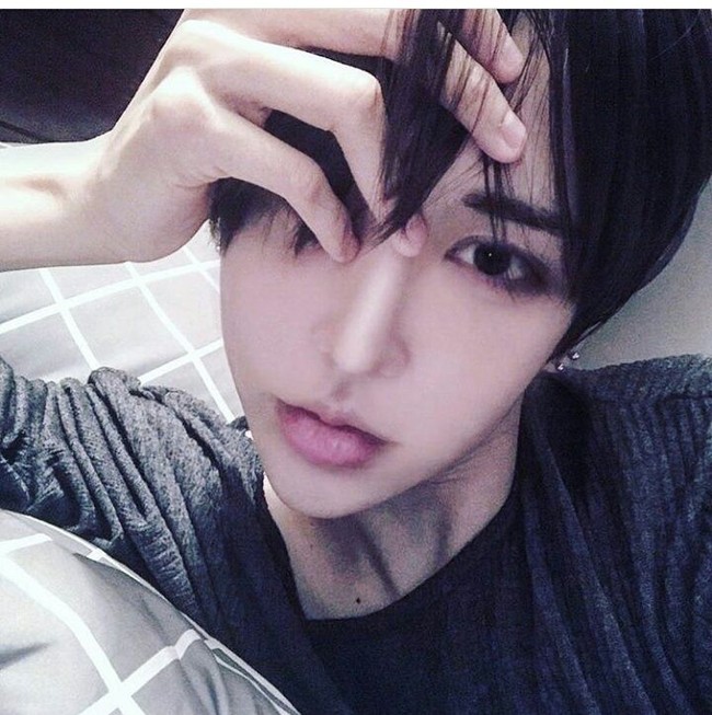 Seperti dilansir dari Koreaboo, Han Jin Ho mengungkapkan dirinya selalu menggunakan Photoshop untuk semua fotonya. Ia kemudian memutuskan menjalani operasi plastik untuk membuatnya menjadi permanen. Foto: Dok. Han Jin Ho