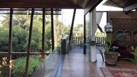 Pengaturan empat lantai rumah ini yang linear membuatnya seperti memiliki jembatan. Istimewa/Alexis Dornier/Inhabitat.