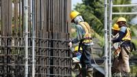 Pekerja melakukan proses pembangunan Tol Becakayu seksi 1A.