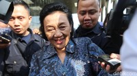 Diah Anggraeni berjalan meninggalkan gedung KPK.
