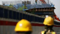 Tahap pekerjaan seksi 1 A mayoritas pekerjaan atas yaitu kolom, pierhead atau pembuatan kepala tiang, girder atau memasang balok beton dan balance cantilever.