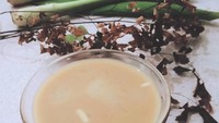 Ini racikan kopi @helnorm, kopi cold brew, air kelapa dan susu. Pasti rasanya manis dan creamy. Enak banget! Foto: Instagram @helnorm